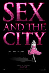 Sinkkuelämää-elokuvan juliste, jossa mustaa taustaa vasten lukee vaaleanpunaisella värillä 'Sex and the City'. Tekstin lomassa vaaleanpunaiseen mekkoon pukeututunut Carrie.