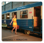 Pospisil-yhtyeen 'Acapulco'–albumin kansitaide, jossa näkyy kesäiseen mekkoon pukeutunut nainen, joka kävelee kohti junavaunoa kädessään ruskea matkalaukku.