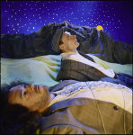 Sadunomainen bändikuva Ismo Alanko Teholla -yhtyeen Ismo Alangosta ja Teho Majamäestä, jotka makaavat valkoisella peitolla katsellen sinistä tähtitaivasta. Taustalla näkyy vuorimaisia seinämiä. Molemmat miehet näyttävät apaattisilta.