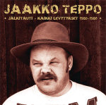 Jaakko Teppo -artistin kokoelma-albumin "Jälkitauti — kaikki levytyksen 1980-1986" kansikuva, jossa näkyy stetsonpäinen viiksekäs mies seisomassa tummaa lautaseinää vasten. Miehellä siristävät silmät.