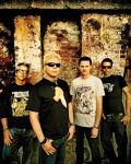The Offspring -bändin neljä miesjäsentä seisoo raunioituneen kiviseinän tai -muurin edustalla. Keulahahmolla lyhyet vaaleat hiukset ja mustat aurinkolasit silmillä. Kaikilla miehillä t-paidat ja lyhyet hiukset, farkut jalassa.