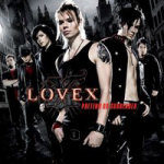 Lovexin "Pretend or Surrender" -albumin kansikuva, jossa näkyy bändin jäsenet mustiin vaatteisiin pukeutuneina. He seisovat tummaa ja uhkaavannäköistä taustaa vasten, jossa ei ole mitään elollista. Lovexin logo ja albumin nimi keskellä kansitaidetta.
