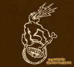 Soulstab-bändin debyyttialbumin "Primitive Communication" kansikuva. Siinä näkyy tummanruskeaa taustaa vasten vaalealla värillä jonkinlainen apina, jolla luu kädessä. Se hakkaa luulla jonkinlaista rumpua ja huutaa.