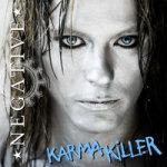 Negativen "Karma Killer" -albumin kansikuva, jossa Jonne Aaron poseeraa harmaasävyisessä valokuvassa. Vasemmassa laidassa lukee valkoisella värillä, että "Negative" ja oikeassa alakulmassa sinisellä värillä "KarmaKiller".