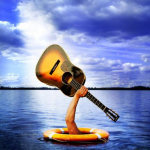 Sininen pilvinen taivas tyynen meren tai järven yllä. Järven keskellä keltainen pelastusrengas, josta kurottaa taivasta kohde miehen käsivarsi, joka kannattelee akustista kitaraa ilmassa. Taivaalta lankeaa kitaraa kohden valosäde.
