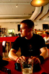 Daikinin promovalokuva vuodelta 2005. Kuvassa näkyy yhtyeen keulahahmo, Jukka Kemppainen, joka istuu kahvilassa punaisen pöydän ääressä ja katselee vasemmalle. Miehellä lyhyt tukka, t-paita ja edessään pöydällä muistilehtiö.