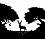 The Deer Tracks -bändin "Aurora"-nimisen debyyttialbumin kansikuva. Kuvassa näkyy siluettina mustalla värillä valkoista taustaa vasten suuria puita molemmin puolin reunoja, joiden välissä seisoo hirvi tai peura, jolla pitkät koristeelliset sarvet. Kanttur