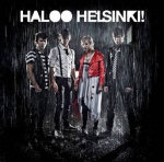 Haloo Helsinki! -nimisen rokkibändin esikoisalbumin kansikuva. Kuvassa tummaa taustaa vasten ja kaatosateessa seisoo lauma nuorukaisia, joista kolme poikia jayksi tyttö. Kuvan yläosassa valkoisella värillä bändin logo.