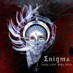 Enigma-yhtyeen "Seven Lives Many Faces" -albumin kansikuva. Kuvassa näkyy hunnutetut valkoiset kasvot, joita peittää koristeellinen turbaanimainen myssy ja jonka takaa lentää sinertäviä hiussuortuvia. Taustalla tummanpunaista varjoilla varustettua kuviota