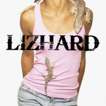 Lizhardin "Lizhard"-nimisen albumin kansikuva. Kuvassa valokvua naisesta, jolla yllään hihaton pinkki toppi, jossa roikkuu kaksi liskoa. Matelijoista toinen naisen olkapäällä, toinen kiipeää vatsan päällä.