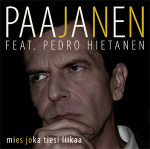 Kansikuva Paajasen (feat. Pedro Hietanen) uuden "Mies joka tiesi liikaa" -albumin kansikuvasta. Kannessa näkyy valokuva miehestä, joka pitää kättään leukansa päällä ja katsoo tuimasti sivulle. Tausta musta. Miehellä tummat lyhyet hiukset. Paajasen logo ku