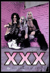 XXX-bändin jäsenet seisovat homohtavassa valokuvassa. Miehiä kuvassa kolme kappaletta. Heistä kukin pukeutunut kuin puppeli. Kuvan tausta on vaaleanpunaiseksi maalattua tiiliseinää. Kuvan etualalla yhtyeen logo, joka liukuvärjätty vaaleanpunaisesta valkea