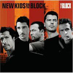 New Kids on the Blockin "The Block" -albumin kansikuva. Kuvassa punaoranssia pystyraidoitusta vasten valokuvat kustakin poikabändin miesjäsenestä. Miehistä otetut valokuvat harmaasävyisiä. Kuvan vasemmassa yläkulmassa bändin logo mustalla ja oikeassa yläk