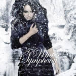 Sarah Brightmanin joulualbumin "Winter Symphony" kansikuva, jossa näkyy lumituiskussa mustiin vaatteisiin pukeutunut naishenkilö, joka katselee alaspäin kieroon. Naisen edessä valkoisella värillä ja koristeellisin kirjaimin julkaisun nimi ja sen alla arti