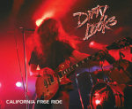 Dirty Looksin "California Free Ride" -albumin kansikuva, jossa näkyy punertavasävyinen valokvua rokkimiehestä, joka soittaa kitaraa keikalla mikrofonin äärellä. Taustalla näkyy rumpuja ja punaista valoa hohtavia spottivaloja. Bändin logo kuvan oikeassa yl