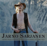 Jarno Sarjasen "Pienen pojan haaveet -- kootut levytykset 1977–2008, osa 1" -kokoelman kansikuva. Kuvassa seisoo stetsonipäinen mies, jolla musta liivi ylävartalonsa peitoksi ja jaloissa siniset farkut. Miehellä vaaleat hiukset ja viikset.