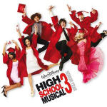 High School Musical 3:n päänäyttelijöitä räiskyvänriehakkaassa valokuvassa, jossa lauma punaisiin pukuihin pukeutuneita nuorukaisia loikkii ilmassa valkoista taustaa vasten. Valokuvassa nuoria naisia ja miehiä.