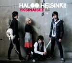 Haloo Helsinki! -nimisen nuorisobändin jäsenet seisovat harmaata betoniseinää vasten siten, että kaksi vasemmanpuoleista nuorukaista seisovat etupuoli seinää vasten ja katseet suunnattuina olkapäiden yli. Toiset kaksi seisovat selkä seinää vasten ja katse