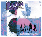 My First Bandin "Broken Day" -singlen kansikuva. Kuvassa värikkäitä populaaritaidetsydeemejä, joiden seassa näkyy neljän mustiin pukeutuneen ihmishahmon siluetit kuvan oikeassa alakulmassa. Vasemmassa yläkulmassa bändin logo muhkein kirjaimin ja mustin ää