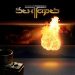 SexTapes-bändin samannimisen debyyttialbumin etukannessa näkyy tulipallo, jonka takana pikselöity valokuva alastomasta naisihmisestä. Kuvan yläosassa mustaa taustaa vasten bändin logo.