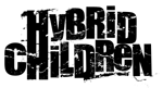 Hybrid Childrenin logo mustalla valkoista taustaa vasten. Logon kirjaimet tuhteja, kuluneita ja nuhjuisia. Yksi sana per rivi. Kummankin sanan H-kirjaimet pinottu päällekäin.