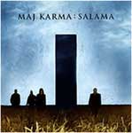 Maj Karman "Salama"-albumin etukannessa musta paasi seisoo sinistä taivasta vasten viljapellolla. Paaden vierellä ja edessä mustanpuhuvia mieshahmoja. Kuvan yläosassa bändin nimi, sekä albumin nimi, mustalla värillä ja versaalilla kirjoitettuina.
