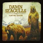 Damn Seagulls -bändin albumin "Hunting Season" etukannessa kaksi suurta karhua tallustelemassa niityllä vaaleiden vuorten edessä. Yhtyeen ja albumin nimi kuvan vasemmassa yläkulmassa. Kuvan laidat mustat. Vasen karhu nelinkontin, toinen seisoo takajaloill