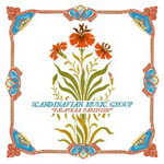 Scandinavian Music Groupin "Palatkaa Pariisiin!" -albumin etukansi on valkoinen ja sen laitoja koristavat värikkäät kukkakuviot. Kuvan keskellä kasvaa rehu, jonka päällä bändin nimi sinisellä värillä. Nimen alla albumin nimi oranssilla.