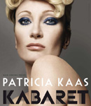 Patricia Kaasin albumin "Kabaret" etukannessa valokuva naisesta, jolla voimakas meikki ja kulmikkaat kasvot, vaaleat hiukset. Naisen tausta on harmahtavaa väriä. Kuvan alaosassa lukee valkoisella Patricia Kaas ja sen alla mustalla värillä Kabaret.