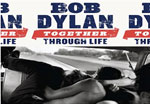 "Together Through Life" -albumin etukannessa yläosassa lukee toistuvana Bob Dylanin nimi sinisellä värillä, jonka alla punaista taustaa vasten sana Together ja sen alapuolella pienellä sinisellä värillä Through Life. Kuvan alaosassa harmaasävinen valokuva