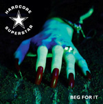 Hardcore Superstarin albumin "Beg For It" etukannessa valokuva naisen kalpeasta kädestä, jonka pitkät punaiset tekokynnet naarmuttavat maaperää. Yhtyeen logo vasemmassa yläkulmassa mustaa vasten valkoisella värillä, ja albumin nimi kuvan oikeassa alakulma
