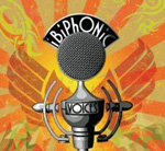 Ibiphonicin albumin "Voices" etukansi koristeellinen ja sen etualalla vanhanaikainen mikrofoni, jonka etuketissa yläosassa yhtyeen nimi valkoisella mustaa vasten. atustalla keltaisia, vihertäviä ja oransseja juovia sekä tähtiä ja abstrakteja muotoja.