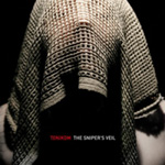 Tonikomin albumin "The Sniper's Veil" etukannessa näkyy ihmisen naama, joka on peitetty karkealla rätillä. Rätin alla varjojen päällä lukee ensin punaisella Tonikom ja sen oikealla puolen valkoisella värillä albumin nimi.