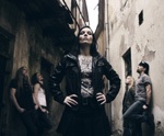 Nightwishin kokoonpano seisoo ulkoilmassa ahtaalla kujalla. Kuva on otettu alhaalta viistosti ylöspäin, joten etualalla seisova Anette näyttää suurelta. Muut neljä Nightwishin jäsentä pitävät seiniä pystyssä.