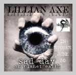 Lillian Axen albumin "Sad Day On Planet Earth" etukannessa valokuva kädestä, joka pitää hyppysissään suurta sinistä ihmisen silmää muistuttavaa mötikkää. Kuvan yläosassa mustalla värillä bändin nimi, alaosassa taas albumin nimi. Kuvan oikeassa laidassa jo