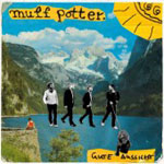 Muff Potterin albumin "Gute Aussicht" etukannessa valokuva sinisestä järvimaisesta, jonka taustalla suuria pilvien peittämiä vuoria ja vehreää luontoa. Kuvan keskellä vetten päällä mustavalkoisina neljän miehen hahmot. Kuvan ylä- ja alaosassa keltaista po