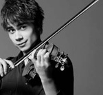 Harmaasävyinen valokuva Alexander Rybakista, joka pitää viulua olkapäällään ja toisella kädellä viulun toista palasta. Kuvan tausta on tummanharmaa. Miehellä kujeileva ilme, lyhythihainen paita ja puolipitkät tummat hiukset.