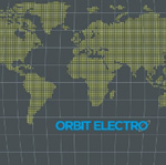 "Orbit Electro Volume 1" -kokoelman etukannessa kartta maailman maa-alueista ja meristä. Kuvan oikeassa alakulmassa tummansinistä, lähes harmaata, vesialuetta vasten vaaleansinisellä värillä kokoelman nimi. Maa-alueet on värjätty vihertäviksi. Kuvassa pit