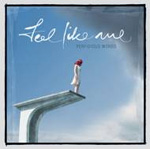 Perfidious Wordsin albumin "Feel Like Me" kannessa valokuva pilvisestä taivaasta, joka on sininen ja jota vasten näkyy korkea hyppyri, jonka laidalla valkoiseen mekkoon pukeutunut pitkähiuksinen nainen. Naisen yllä taivaan päällä lukee valkoisella värillä