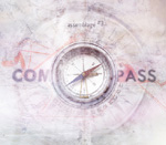 Assemblage 23:n "Compass"-albumin kansi on pastellisävyine maalaus paperista tai muusta pinnasta, jonka päällä kompassi. Kompassin vasemmalla puolella lukee Com ja oikealla puolella Pass.