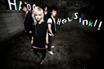 Haloo Helsinki! -yhtyeen jäsenet seisovat hyvin tummasävyisessä valokuvassa pukeutuneina pääosin mustiin vaatteisiin. Heistä keskimmäinen on vaaleahiuksinen tyttö, jonka takana seisoo kolme emopoikaa. Taustalla lukee valkoisin kirjaimin yhtyeen nimi. Kirj