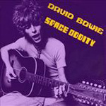 "Space Oddity" -albumin juhlaversion kannessa näkyy violetissa kuvassa kitaraa soittava mies, jolla pehkomainen tukka ja suu auki. Miehen olan oikealla puolella keltaisella värillä lukee David Bowie ja sen alla "Space Oddity". Teksti on noin 40 asteen kul