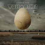 "Cosmic Egg" -albumin kannessa suuri kananmuna leijuu pilvisen taivaan alla meren tai joen päällä. Munan yläpuolella valkoisin kirjaimin sekä albumin että Wolfmotherin nimi.