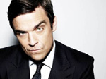 Värillinen ja hillitty valokuva tummahiuksisesta Robbie Williamsista, joka ilmeettömänä vaaleata taustaa vasten. Miehellä on päällä tumma puku, jossa valkoinen kauluspaita ja musta solmio, jossa pieni solmu.