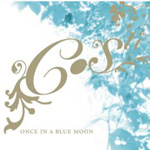 Costin albumin "Once In A Blue Moon" etukannessa valkoinen pohjaväri ja sen oikeassa laidassa koristeellisia vaaleansinisiä rönsyjä. Kuvan keskellä suurin rönsyilevin kirjaimin Costin nimi ja sen alla versaalilla sinapinkeltaisella värillä albumin nimi.