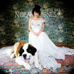 "The Fall" -albumin kannessa valkoiseen häämekkoon pukeutunut Norah Jones, jolla suuri labradorinnoutaja pötköttämässä vierellään. Naisen taustalla koristeellinen seinä, jossa lukee hänen nimensä valkoisella värillä ja ohuin kirjaimin. Naisella silinterih