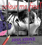 Joss Stonen studioalbumin "Colour Me Free" etukannesas räiskyvä valokuva häkissä olevasta ihmisestä, joka on harmaasävyinen. Häkin ulkopuolella värikästä tekstiä punaisella ja violetilla värillä.