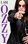 Ozzy Osbournen kirjan "I am Ozzy" etukannessa näkyy pitkähiuksinen mustiin pukeutunut mies, joka seisoo oikeassa laidassa osoitellen sormella suoraan kohti. Vasemmassa laidassa violetilla värillä lukee kirjan nimi.