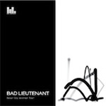 Bad Lieutenantin albumin "Never Cry Another Tear" etukannessa vasen puoli musta ja oikea valkoinen. Valkoisella puolella jonkinlaisia mustia putkia. Vasemmasas yläkulmassa valkoisella jonkinlainen pieni kärpäsenkakka ja alaosassa yhtyeen nimi sekä albumin