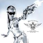 Nik Pagen studiosoiton "Rocket Queen" etukannessa futuristinen valokuva hopea-asuun pukeutuneesta naisesta, jolla pistooli kädessä ja suuret mauttomat aurinkolasit silmillä, sekä korvakuulokkeet korvillaan. Kuvan tausta on liukuvärjätty kylmänsinisestä va